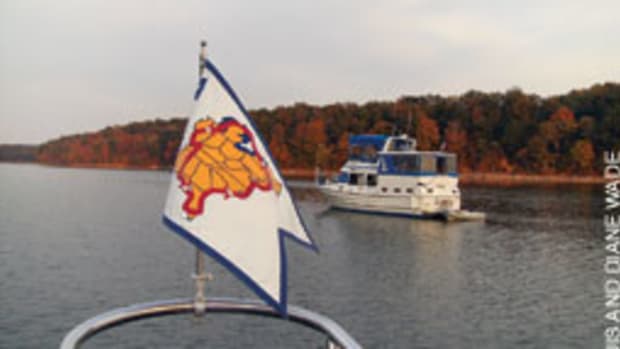 Displaying the AGLCA burgee helps members connect with one another on the Great Loop.
