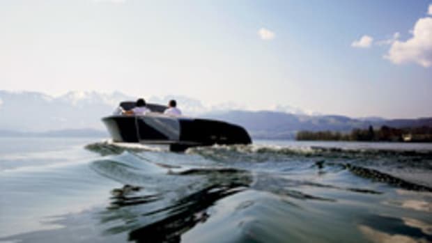 The Riviera 600 from Frauscher is powered by a fuel cell that uses an exchangeable hydrogen cartridge.
