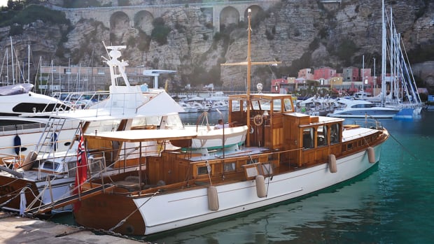 mohegan-commuter-yacht