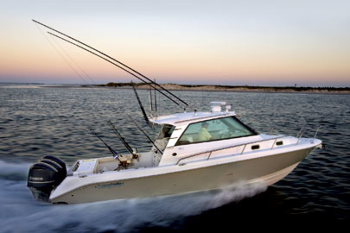Center console builder Everglades Boats has jumped into the express cruiser fray with two models - a 35-footer (the 350EX pictured) and a 32.