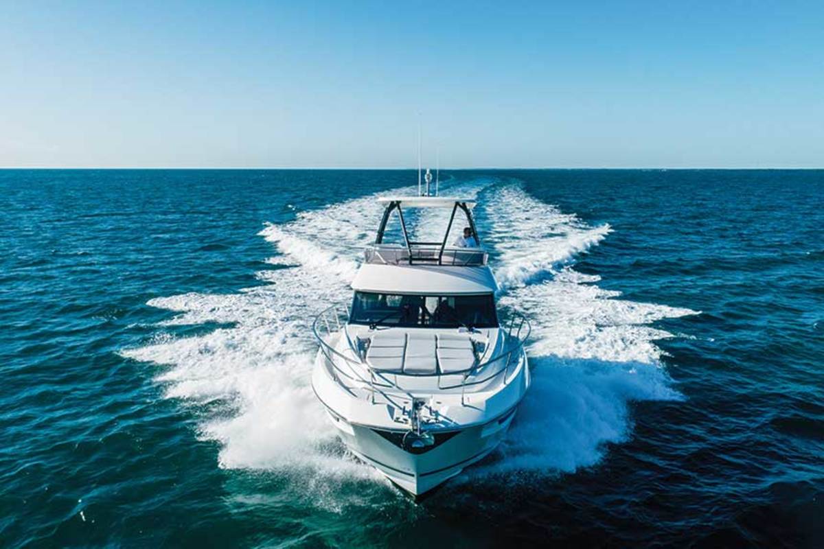 Foredeck on the 460 Flybridge features a trio of chaise lounges and wide, well-protected sidedecks.