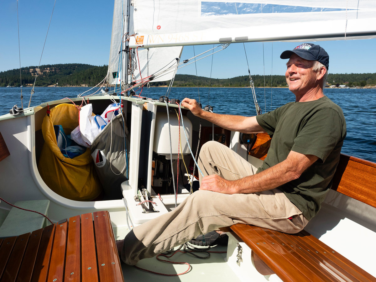 Chris Maas built Slipper from recycled materials and added modern features such as a lifting keel and retractable electric outboard as auxiliary propulsion. He paid close attention to the proper ergonomic shape of seats and backrests.